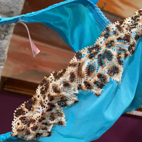 Like new size 34C VS  SUPER CUTE BRA - Picture 2 of 7